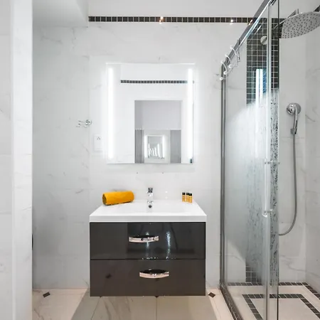 Alexandra Palace, Belle Epoque Menton, Vue Mer, Parking מנטון